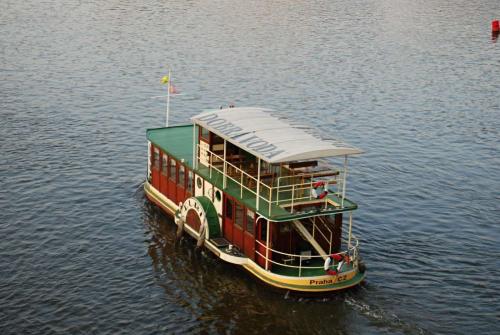 karluv-most-vltava-nabrezi-parniky-pamatka-praha-44