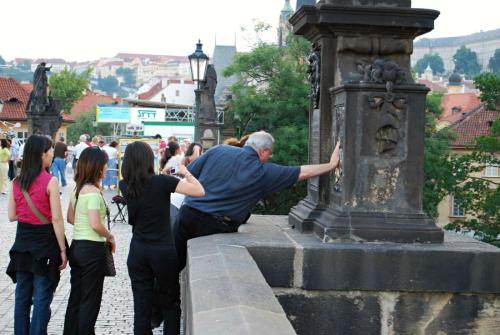 karluv-most-vltava-nabrezi-parniky-pamatka-praha-51