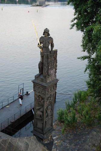 karluv-most-vltava-nabrezi-parniky-pamatka-praha-53
