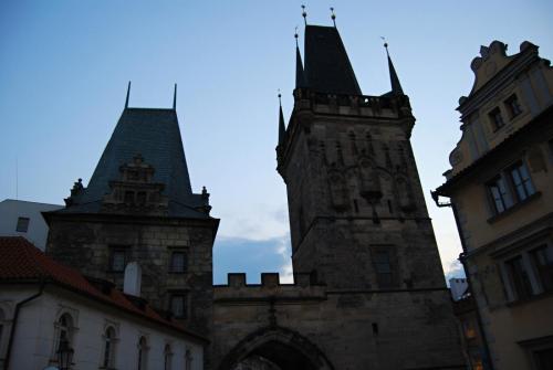 karluv-most-vltava-nabrezi-parniky-pamatka-praha-55