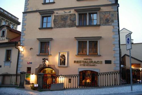 karluv-most-vltava-nabrezi-parniky-pamatka-praha-57