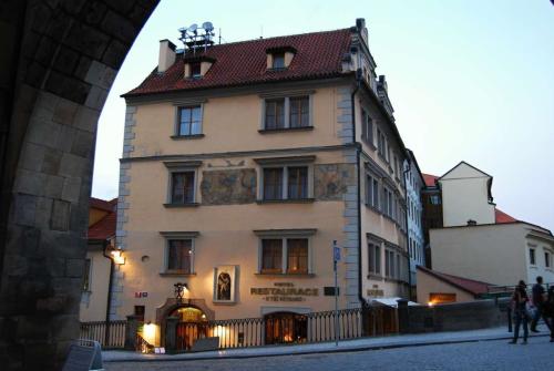 karluv-most-vltava-nabrezi-parniky-pamatka-praha-58