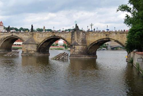karluv-most-vltava-nabrezi-parniky-pamatka-praha-60