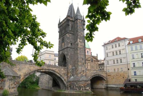 karluv-most-vltava-nabrezi-parniky-pamatka-praha-62