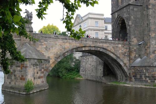 karluv-most-vltava-nabrezi-parniky-pamatka-praha-63