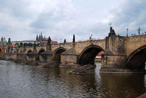 karluv-most-vltava-nabrezi-parniky-pamatka-praha-67