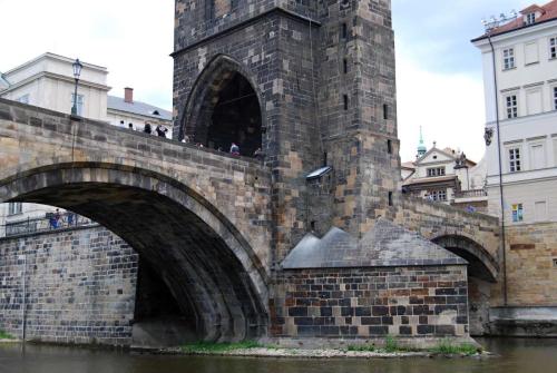 karluv-most-vltava-nabrezi-parniky-pamatka-praha-68
