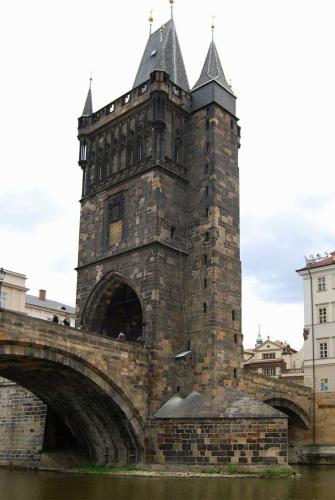 karluv-most-vltava-nabrezi-parniky-pamatka-praha-69