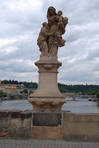 karluv-most-vltava-nabrezi-parniky-pamatka-praha-71