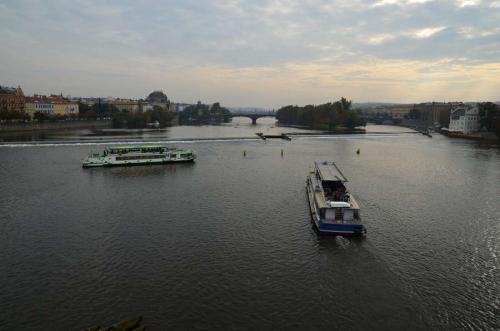 karluv-most-vltava-nabrezi-parniky-pamatka-praha-82