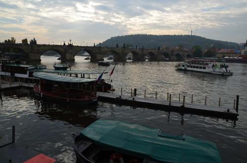 karluv-most-vltava-nabrezi-parniky-pamatka-praha-85