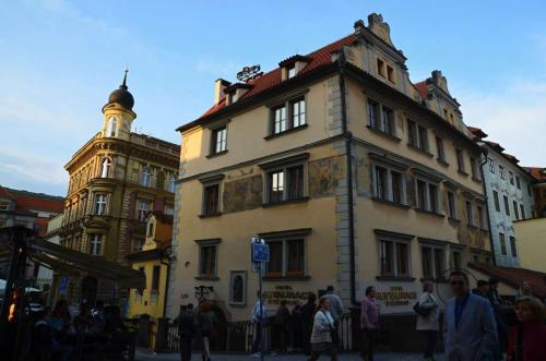 karluv-most-vltava-nabrezi-parniky-pamatka-praha-86