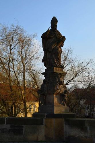 karluv-most-vltava-nabrezi-parniky-pamatka-praha-90