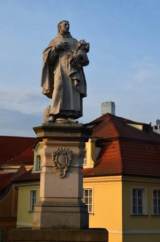 karluv-most-vltava-nabrezi-parniky-pamatka-praha-91