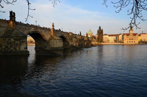 karluv-most-vltava-nabrezi-parniky-pamatka-praha-97
