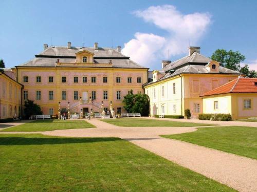 statni-zamek-krasny-dvur-konec-strarych-casu-08